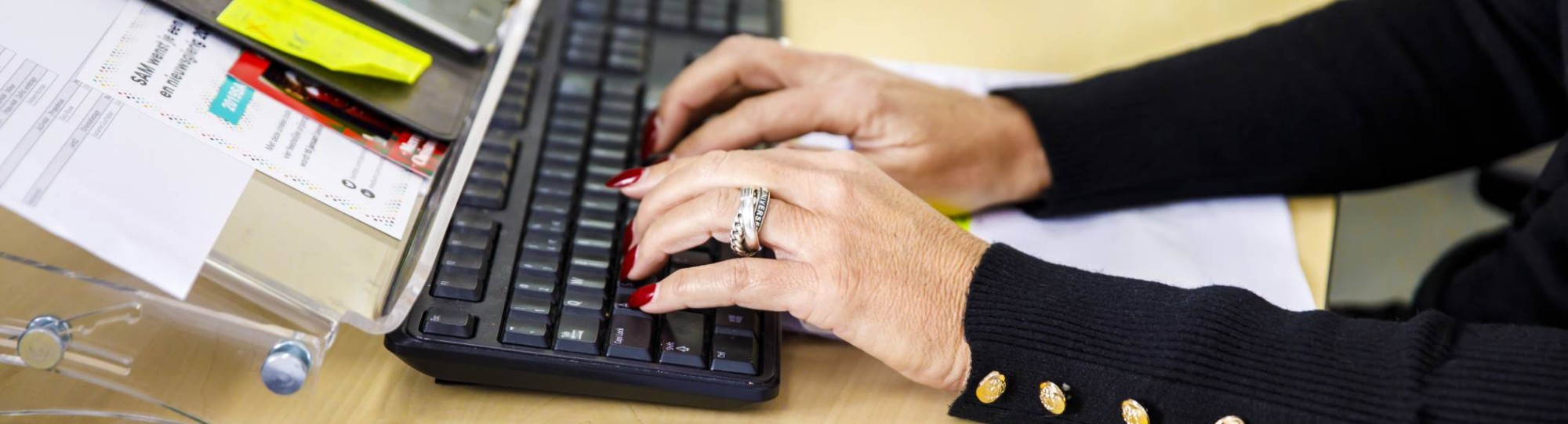 Extern Bureau werken aan computer