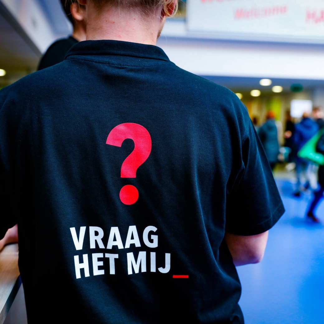 Shirt op de rug met de tekst vraag het mij tijdens open dag