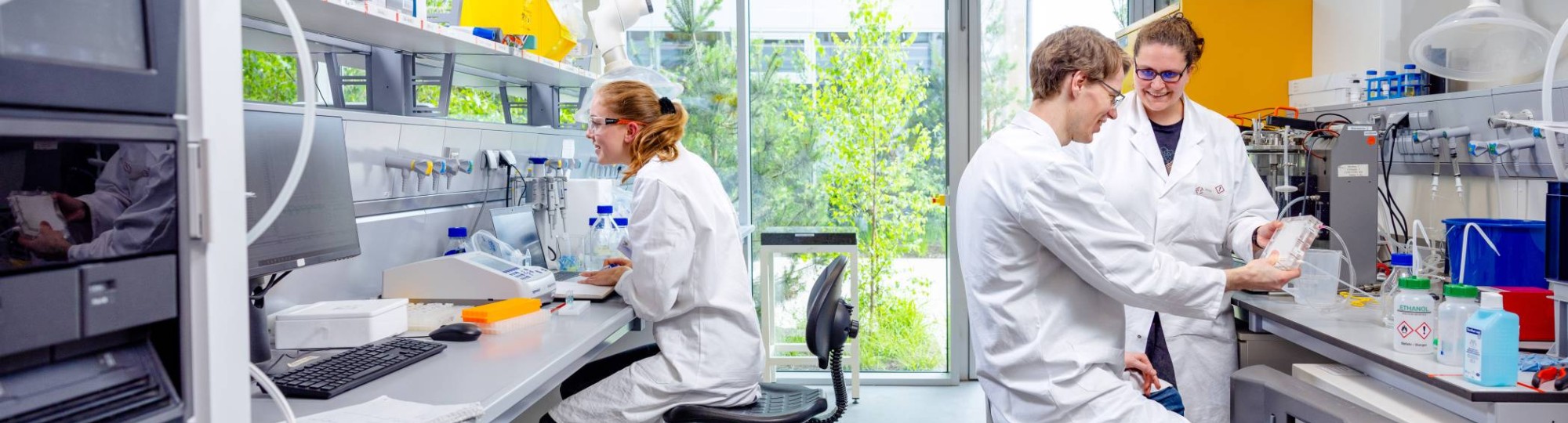 Biobased lab bij HAN Connectr op het IPKW. Studenten samenwerken, met begeleider, trekbank, minor biobased innovations.