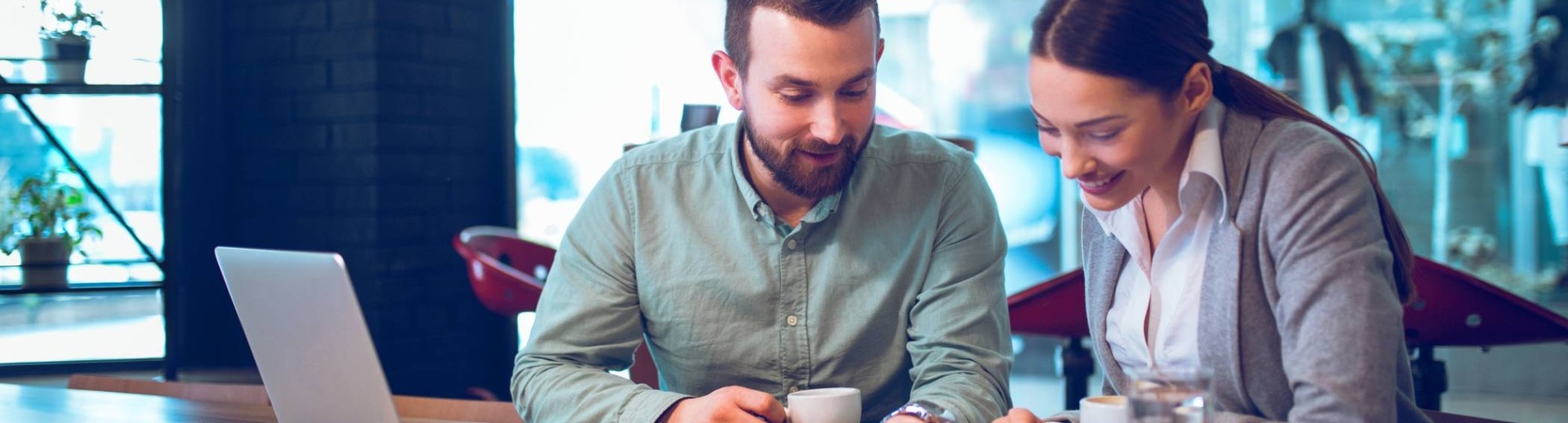 Financieel professional in overleg met klant op locatie, finance, financieel, AFEM, MIAM, opleidingsbeeld master integraal adviseur MKB, stockfoto